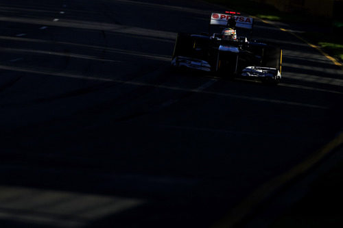 Pastor Maldonado rueda a toda velocidad en la clasificación del Gran Premio de Australia