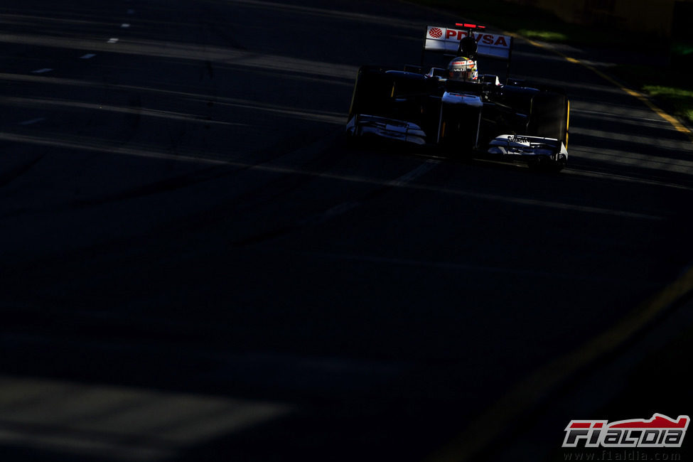 Pastor Maldonado rueda a toda velocidad en la clasificación del Gran Premio de Australia