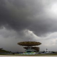 Cielo muy negro sobre Sepang