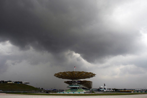 Cielo muy negro sobre Sepang