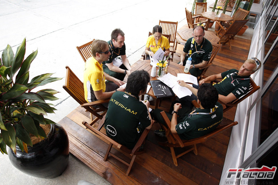 Heikki Kovalainen reunido con sus ingenieros en el GP de Malasia 2012
