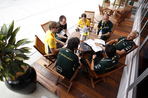 Heikki Kovalainen reunido con sus ingenieros en el GP de Malasia 2012