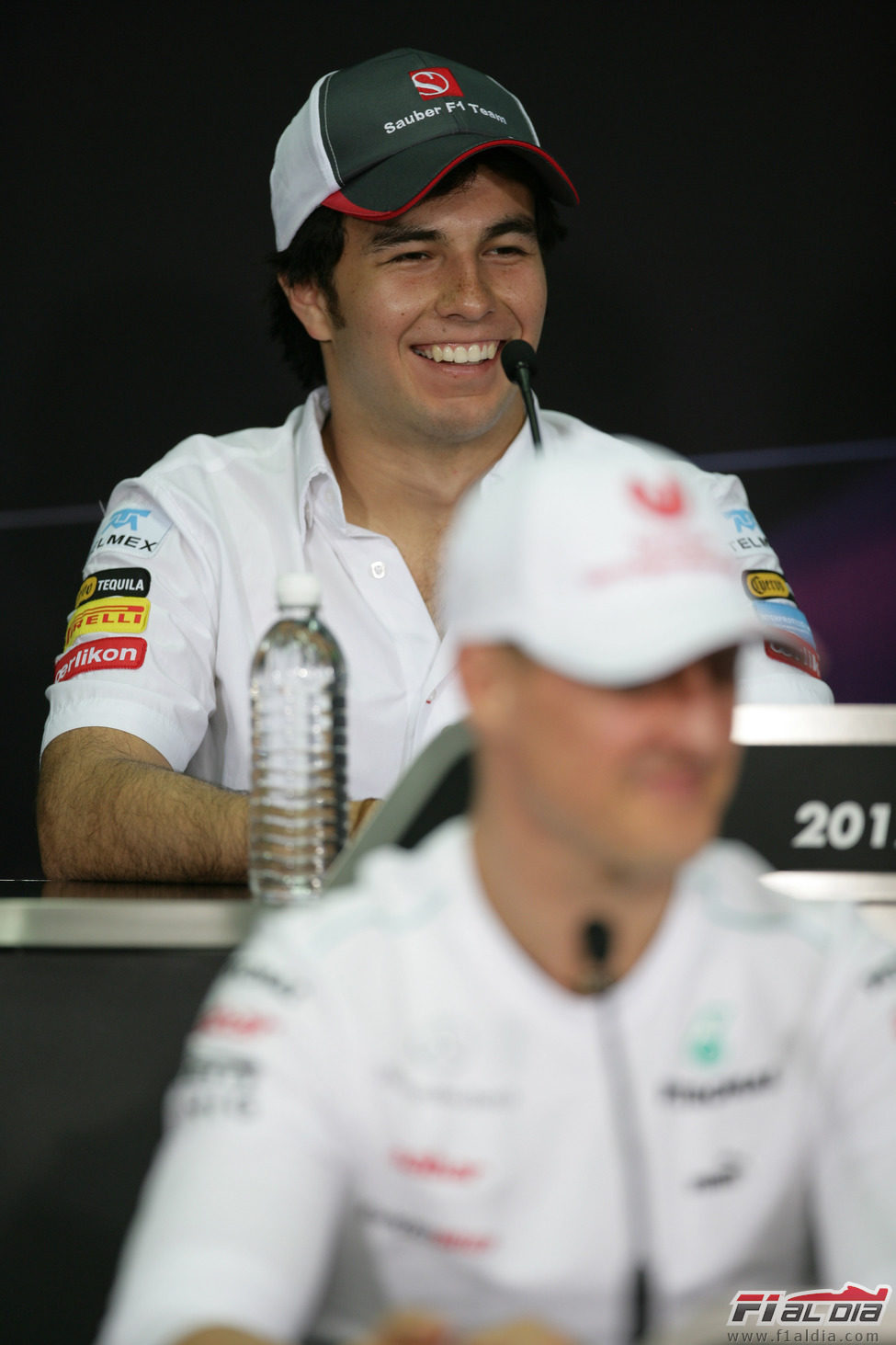 Sergio Pérez se rie en la rueda de prensa de la FIA