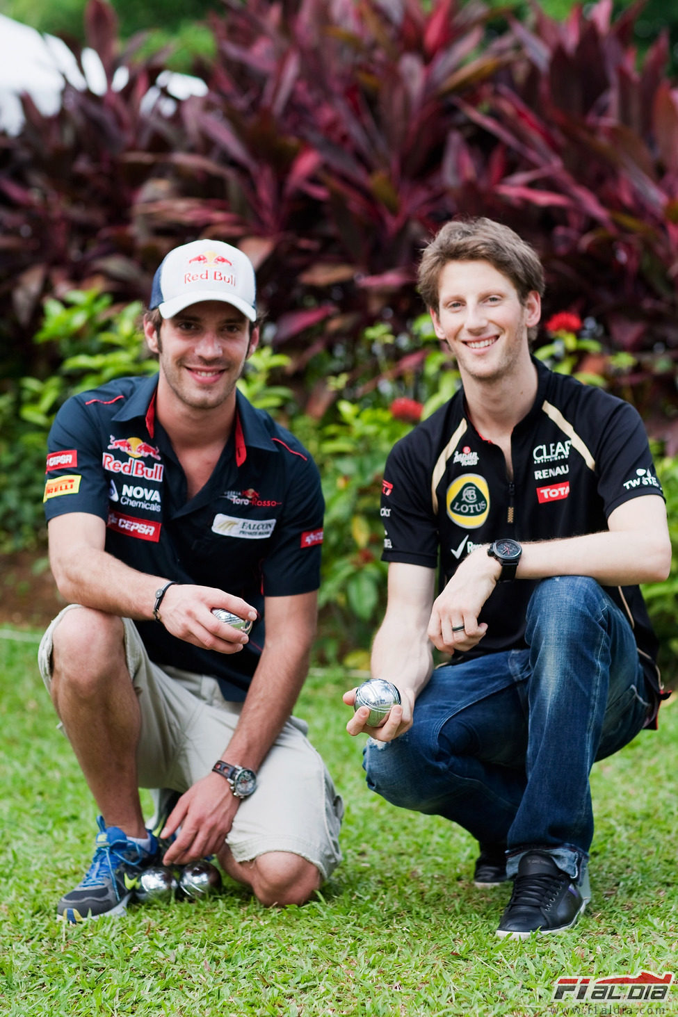 Jean-Eric Vergne y Romain Grosjean juegan a la petanca en Sepang