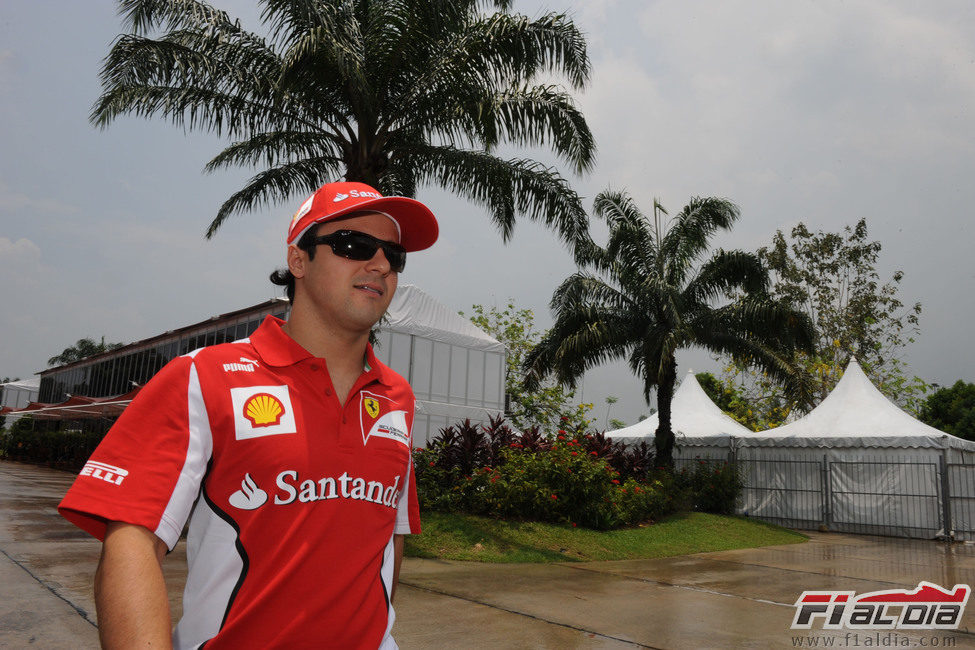 Felipe Massa llega al circuito de Sepang