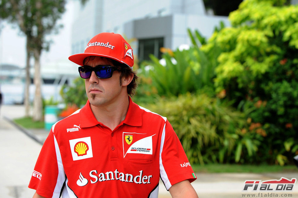 Fernando Alonso llega al circuito de Sepang