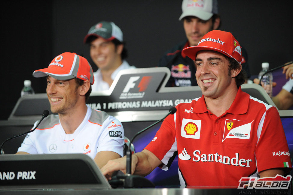 Jenson Button y Fernando Alonso en la rueda de prensa de la FIA