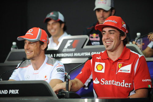 Jenson Button y Fernando Alonso en la rueda de prensa de la FIA