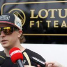 Kimi Räikkönen atiende a la prensa en el circuito de Sepang