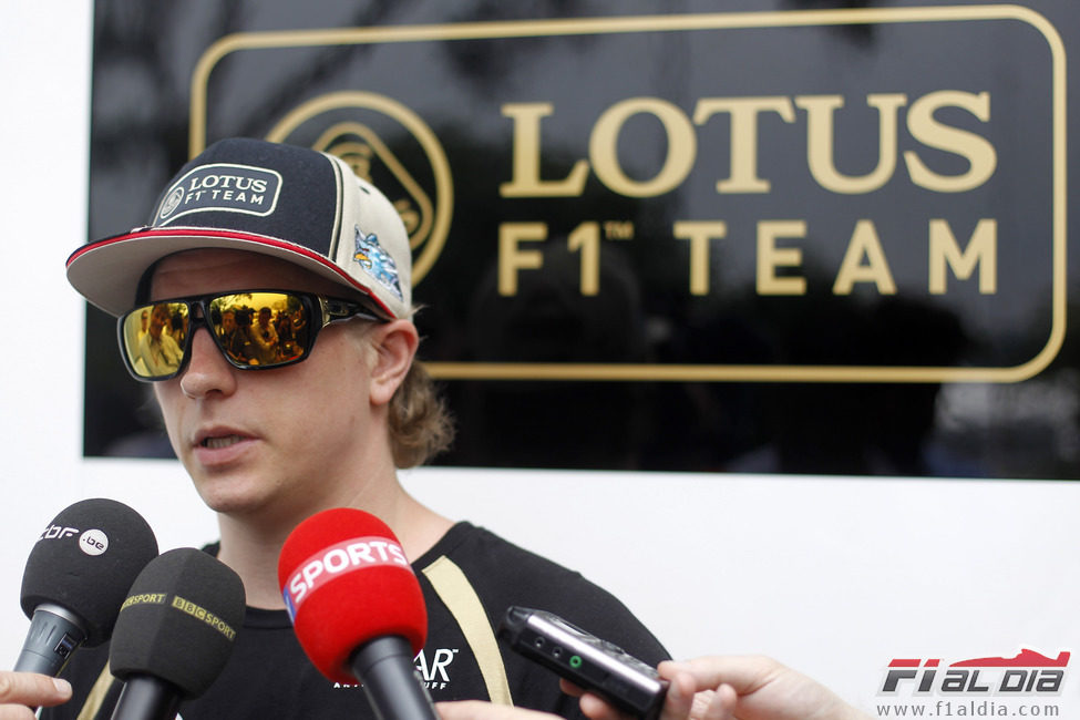 Kimi Räikkönen atiende a la prensa en el circuito de Sepang