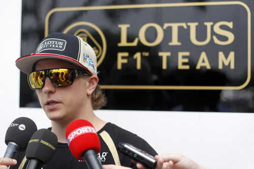 Kimi Räikkönen atiende a la prensa en el circuito de Sepang