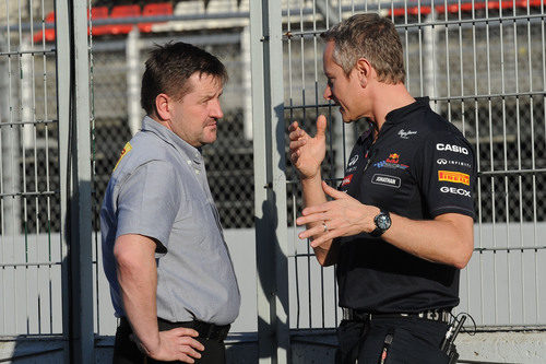 Paul Hembery habla con un mecánico de Red Bull