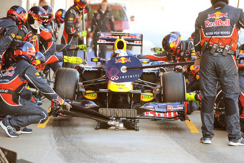 Red Bull practica un pit-stop con las nuevas Pirelli