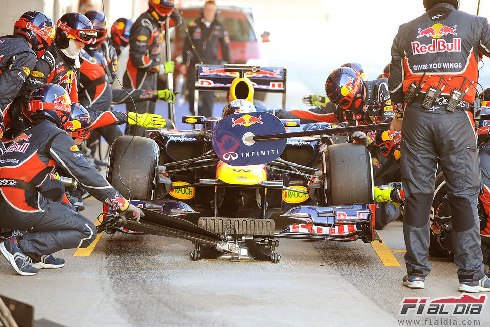 Red Bull practica un pit-stop con las nuevas Pirelli