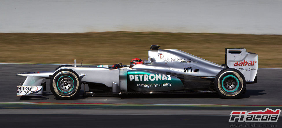 Vista lateral del W03 de Michael Schumacher