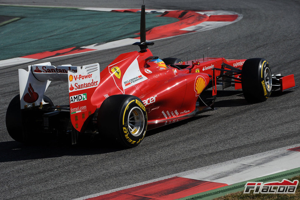 Fernando Alonso rueda en Montmeló con las nuevas Pirelli
