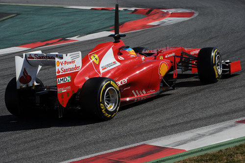 Fernando Alonso rueda en Montmeló con las nuevas Pirelli