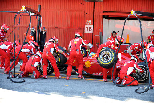 Ferrari practica un pit-stop con Fernando Alonso