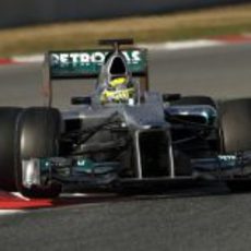 Nico Rosberg toma una curva en el circuito de Montmeló