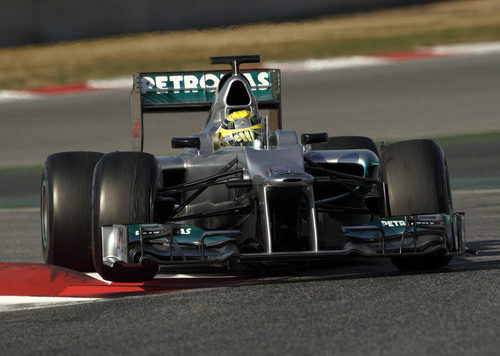 Nico Rosberg toma una curva en el circuito de Montmeló