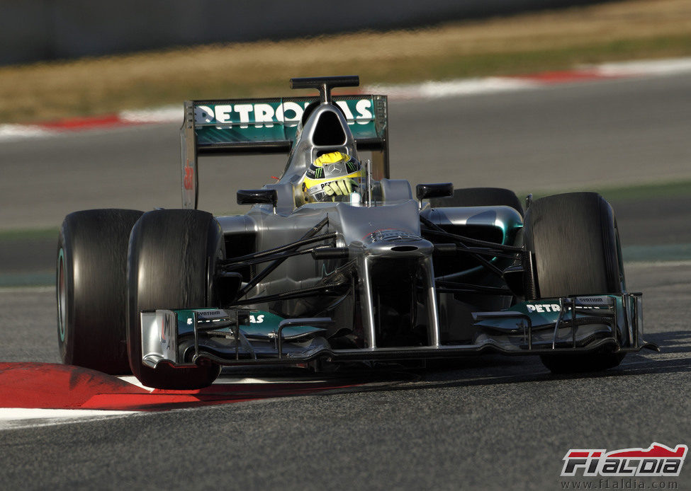 Nico Rosberg toma una curva en el circuito de Montmeló