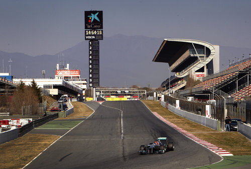 Michael Schumacher con la recta de Montmeló de fondo