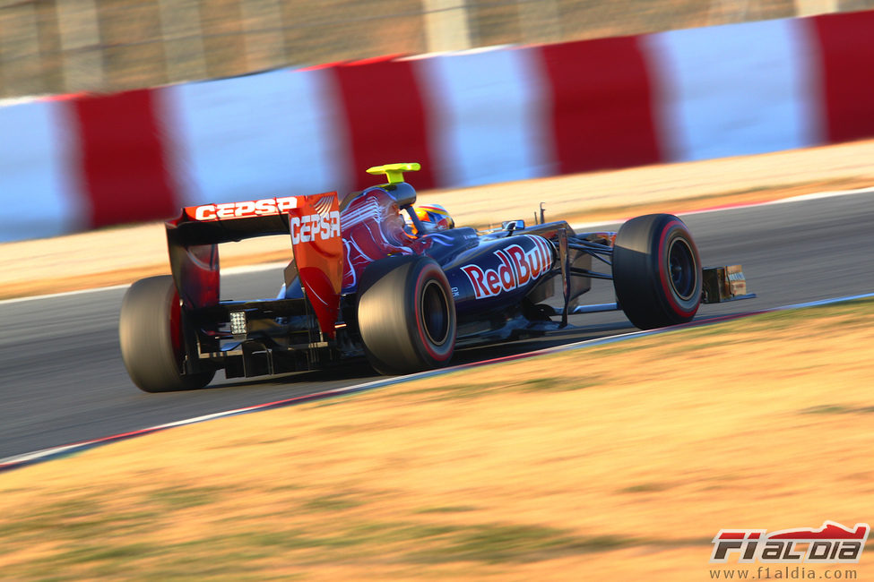 Jean-Eric Vergne rueda en Montmeló con su Toro Rosso