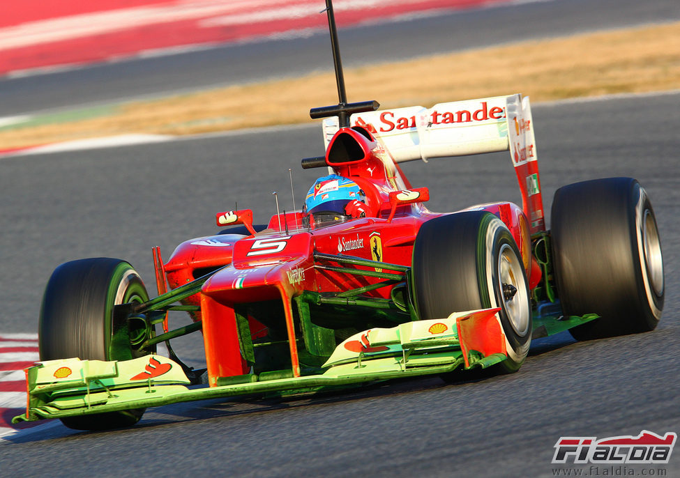 Fernando Alonso con su Ferrari lleno de parafina