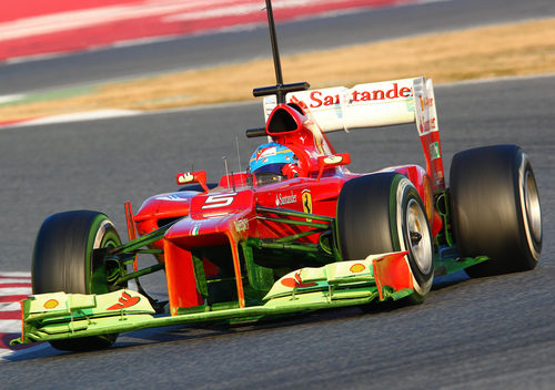 Fernando Alonso con su Ferrari lleno de parafina