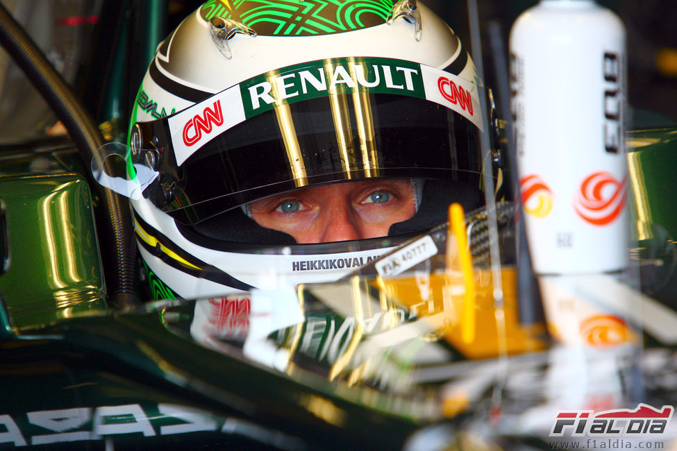 Heikki Kovalainen concentrado en su nuevo monoplaza