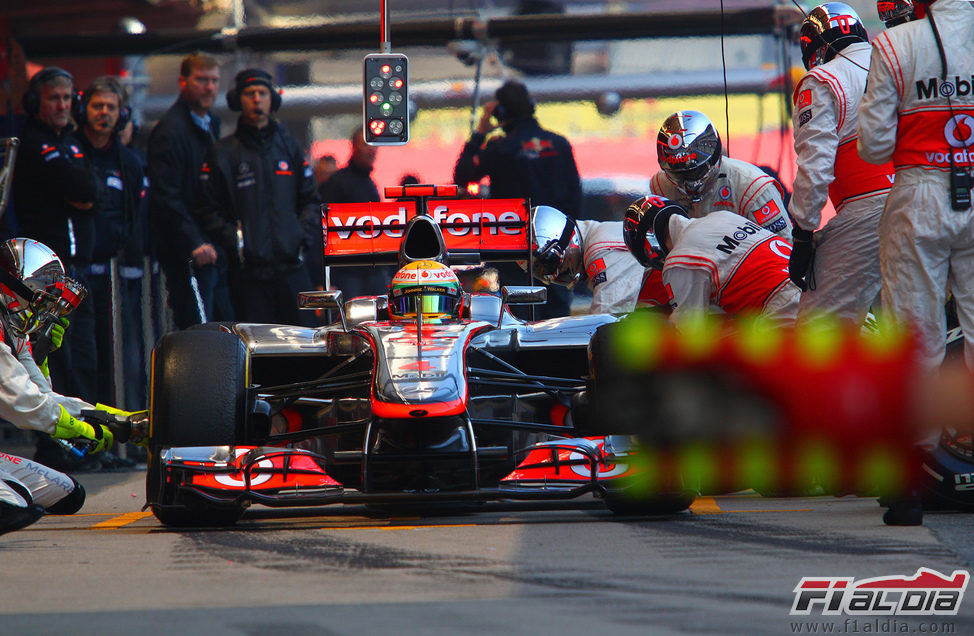 Lewis Hamilton prueba el nuevo semáforo de McLaren