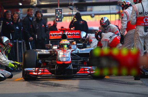 Lewis Hamilton prueba el nuevo semáforo de McLaren