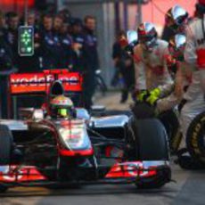 Lewis Hamilton sale a pista tras una simulación de pit-stop