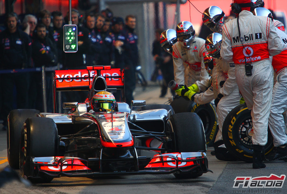 Lewis Hamilton sale a pista tras una simulación de pit-stop