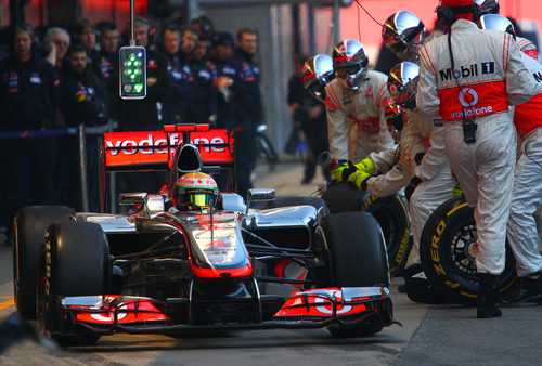 Lewis Hamilton sale a pista tras una simulación de pit-stop