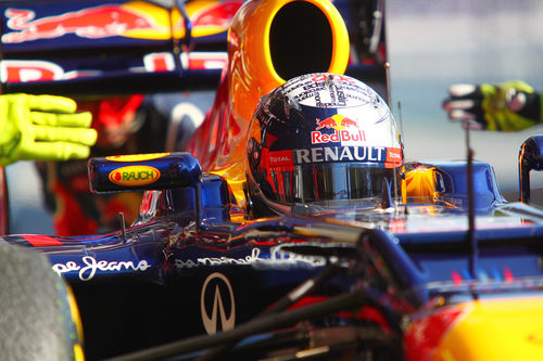 Primer plano de Sebastian Vettel en su Red Bull