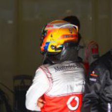 Lewis Hamilton de espaldas en el box de McLaren