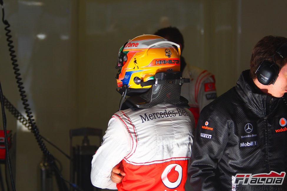 Lewis Hamilton de espaldas en el box de McLaren