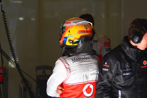 Lewis Hamilton de espaldas en el box de McLaren