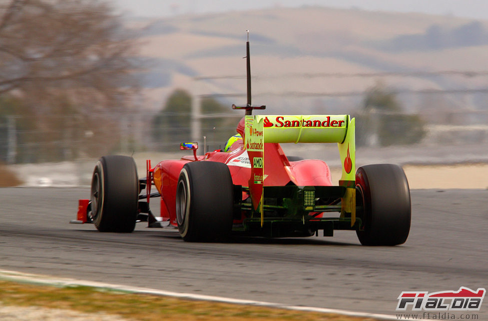 Felipe Massa con su alerón lleno de parafina