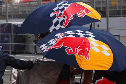 Red Bull tapa su monoplaza con paraguas