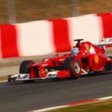 Fernando Alonso encara una curva en Montmeló