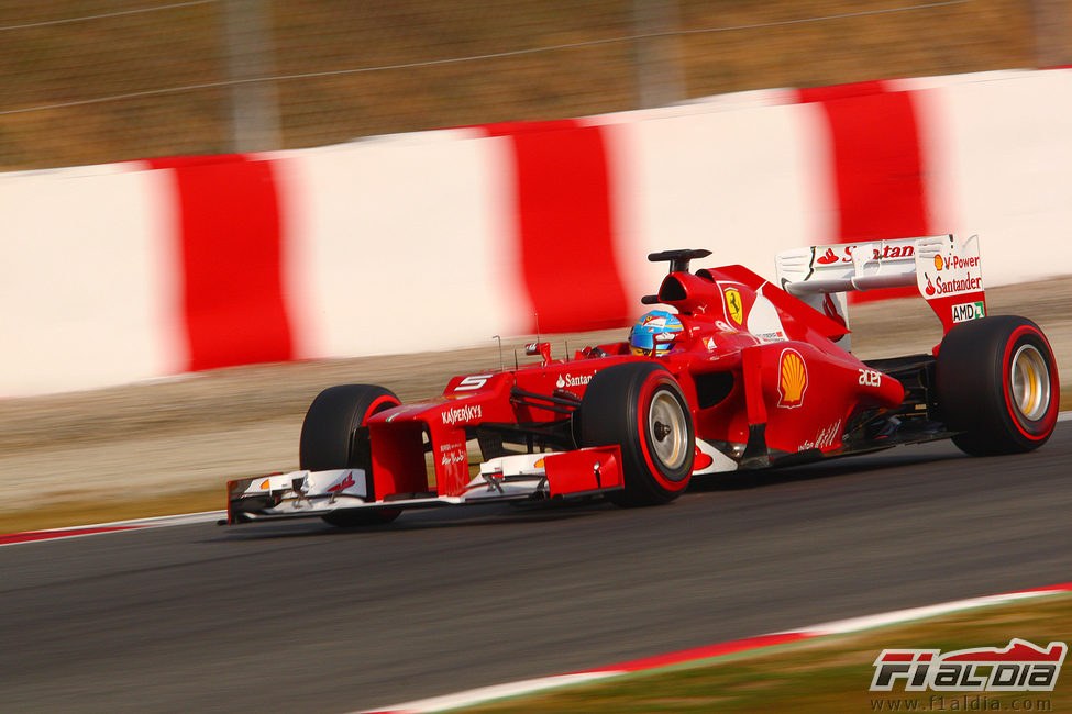 Fernando Alonso encara una curva en Montmeló