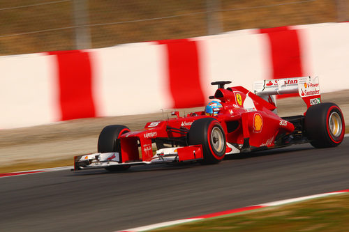Fernando Alonso encara una curva en Montmeló