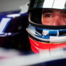 Primer plano de Vergne subido al Toro Rosso STR7