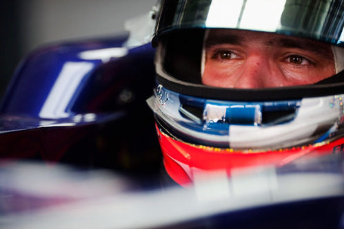 Primer plano de Vergne subido al Toro Rosso STR7