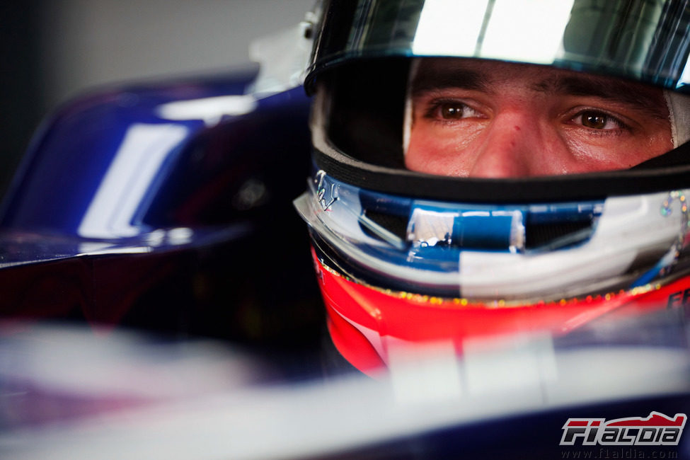 Primer plano de Vergne subido al Toro Rosso STR7