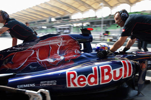 Los mecánicos entran a Daniel Ricciardo al box 