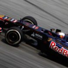 Daniel Ricciardo rueda por el trazado de Sepang