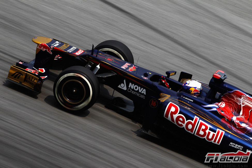 Daniel Ricciardo rueda por el trazado de Sepang